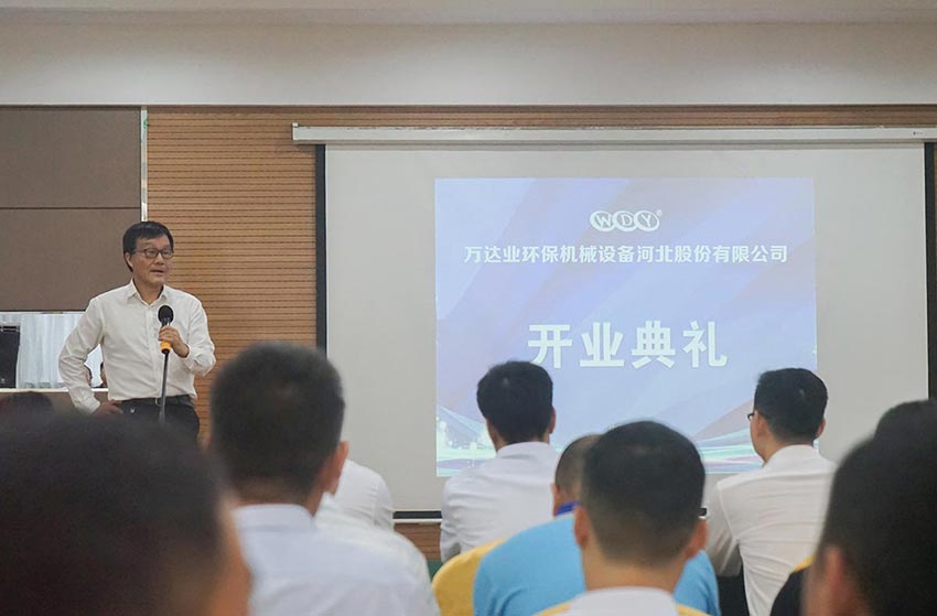 隨后原河南洛陽(yáng)耐火研究院院長(zhǎng)周寧生致辭。